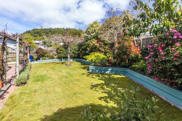 Photo of property in 4 Shera Street, Acacia Bay, Taupo, 3330