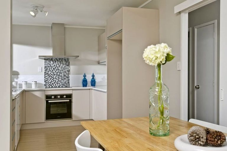 Photo of property in 1/23 Target Road, Totara Vale, Auckland, 0629