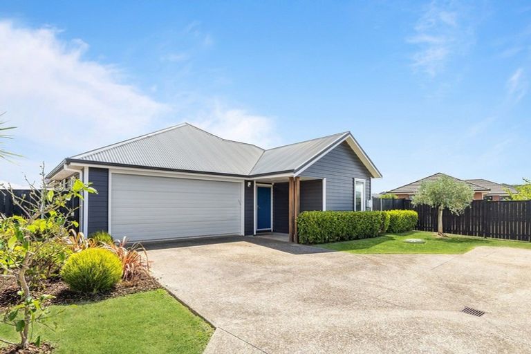 Photo of property in 14 Malbec Place, Huapai, Kumeu, 0810