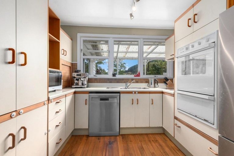 Photo of property in 57 Raroa Terrace, Tawa, Wellington, 5028