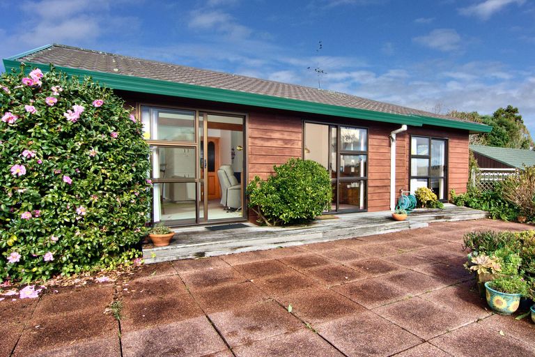 Photo of property in 2/12 Arahoe Road, New Lynn, Auckland, 0600