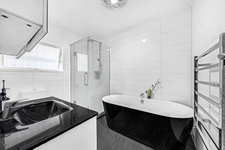 Photo of property in 2 Tudward Glade, Hillcrest, Auckland, 0627