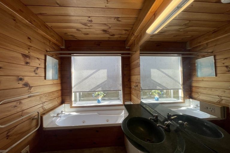 Photo of property in 2/28 Knightsbridge Drive, Forrest Hill, Auckland, 0620