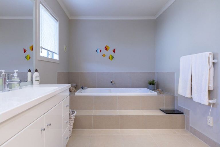 Photo of property in 19 Kinder Street, Acacia Bay, Taupo, 3330