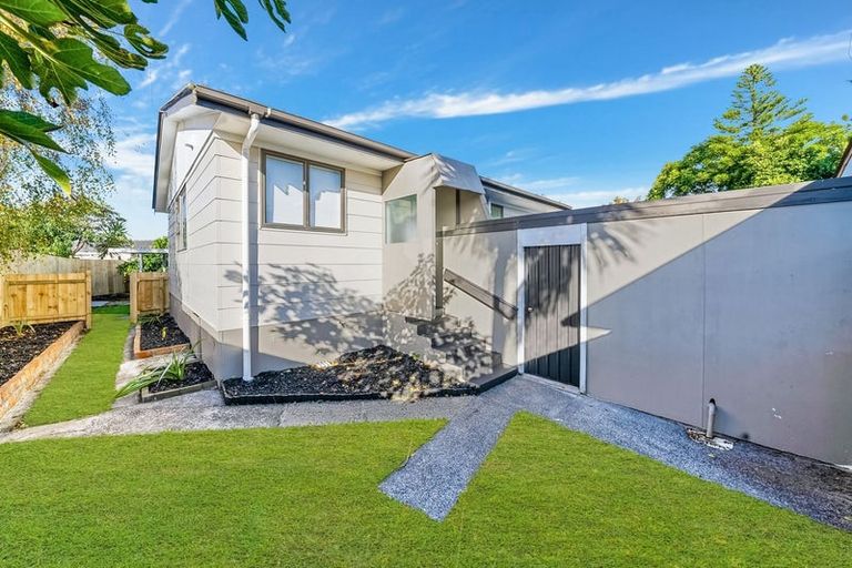 Photo of property in 2/7 Mon Desir Place, Manurewa, Auckland, 2102