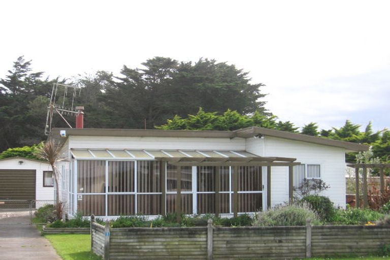 Photo of property in 11 Dewe Terrace, Foxton Beach, Foxton, 4815