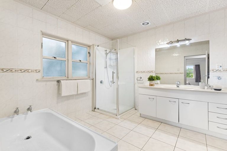 Photo of property in 42 West Lynn Road, Titirangi, Auckland, 0604