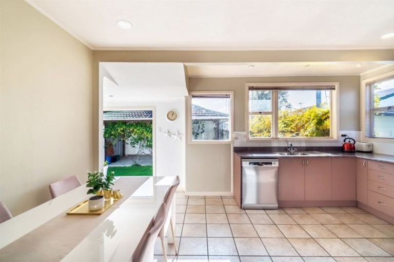 Photo of property in 1/31 Sunnyhaven Avenue, Beach Haven, Auckland, 0626