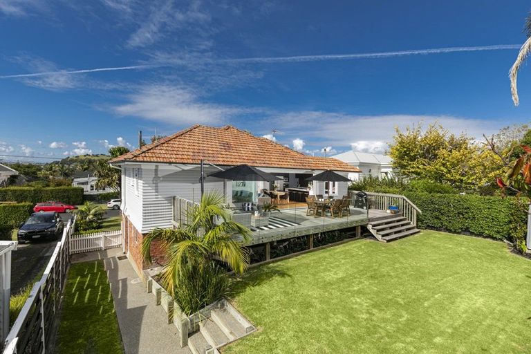 Photo of property in 1 Hanlon Crescent, Narrow Neck, Auckland, 0624