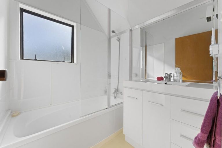 Photo of property in 28 Heathcote Place, Fitzherbert, Palmerston North, 4410