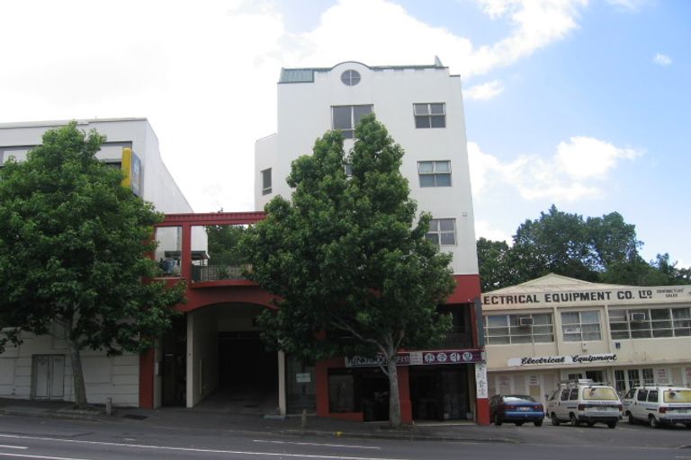 Photo of property in Henry Walton Flats, 4/2 Upper Queen Street, Auckland Central, Auckland, 1010