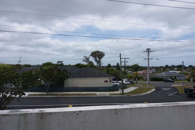 Photo of property in 1/2 Raleigh Road, Northcote, Auckland, 0627