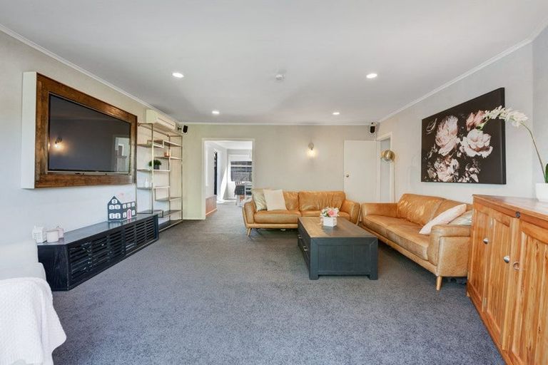 Photo of property in 1/14 Roband Avenue, Glenfield, Auckland, 0629