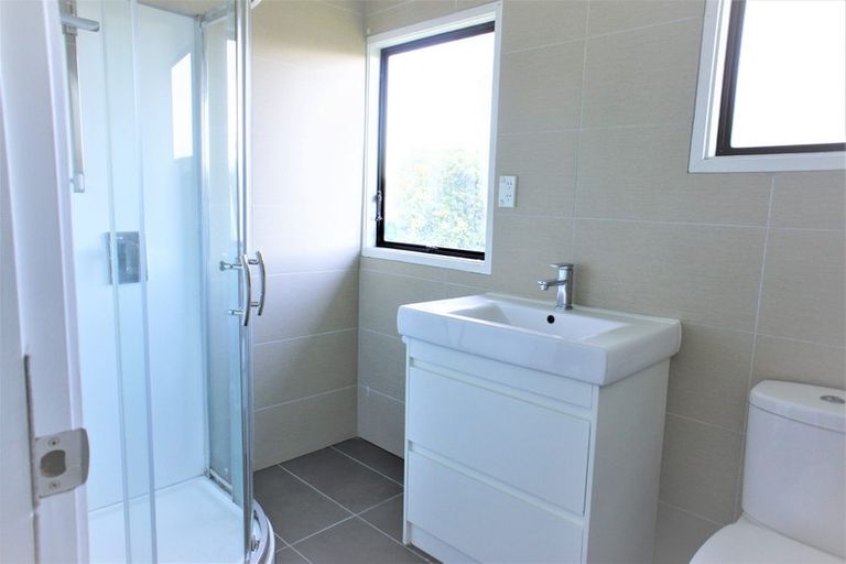 Photo of property in 26 Lambrown Drive, Totara Vale, Auckland, 0629