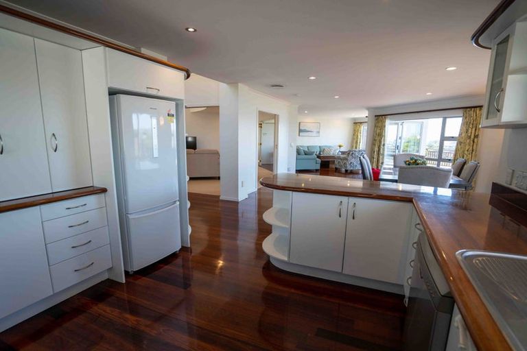 Photo of property in 40 Dress Circle, Newlands, Wellington, 6037