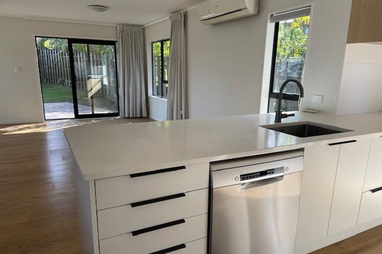 Photo of property in 12 Atlantis Place, Totara Vale, Auckland, 0629