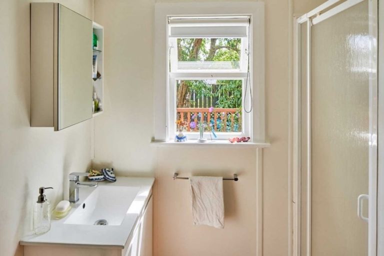 Photo of property in 17 Mahoe Street, Eastbourne, Lower Hutt, 5013