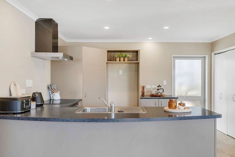 Photo of property in 2 Catlins Glen, Aotea, Porirua, 5024