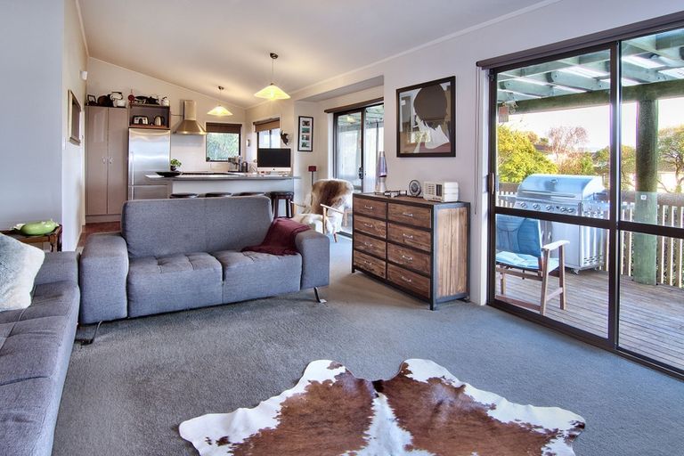 Photo of property in 43 Adam Sunde Place, Glen Eden, Auckland, 0602