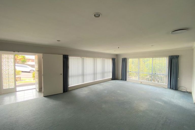 Photo of property in 8 Van Dyke Place, West Harbour, Auckland, 0618