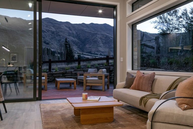 Photo of property in 9 Kamana Rise, Wanaka, 9382