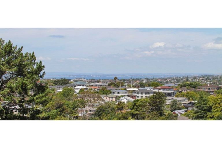 Photo of property in 1/272 Glamorgan Drive, Northcross, Auckland, 0630