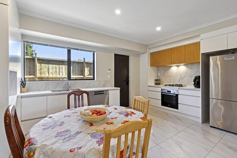 Photo of property in 10e Roberts Road, Te Atatu South, Auckland, 0610