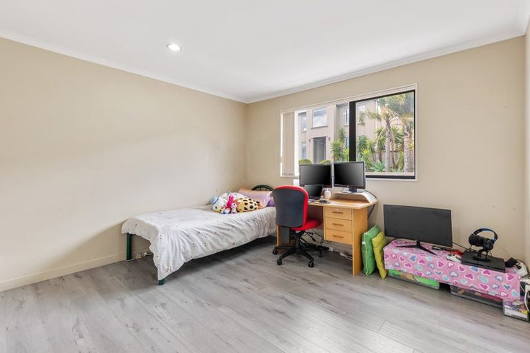 Photo of property in 12 Hilton Close, Fairview Heights, Auckland, 0632