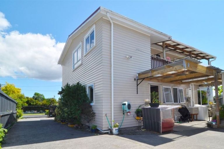 Photo of property in 2a Bamboo Grove, Kelston, Auckland, 0602