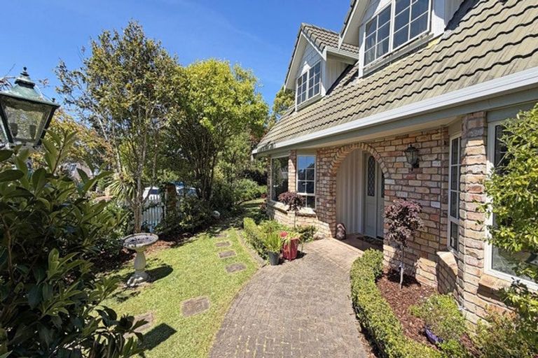 Photo of property in 35 Ravenstone Place, Chatswood, Auckland, 0626