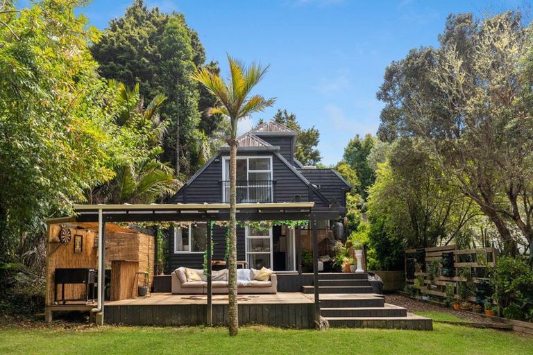 Photo of property in 1 Dorothy Road, Laingholm, Auckland, 0604