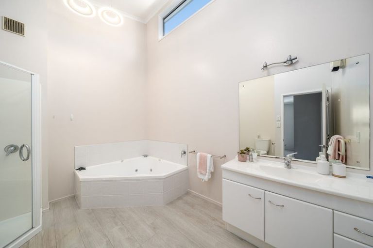 Photo of property in 4 Handly Grove, Churton Park, Wellington, 6037