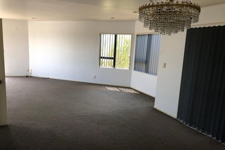 Photo of property in 18 Lobelia Rise, Goodwood Heights, Auckland, 2105