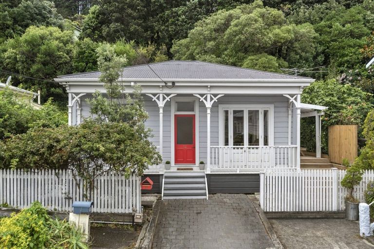 Photo of property in 12 Rixon Grove, Mount Victoria, Wellington, 6011
