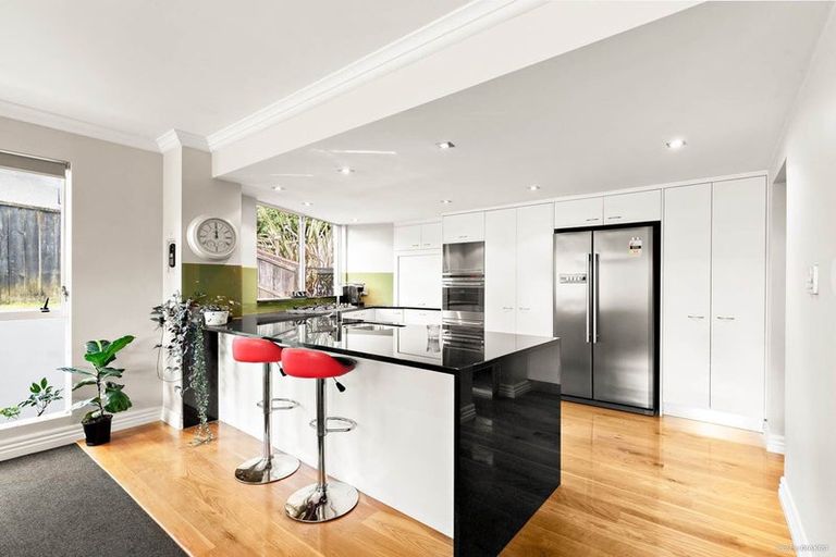 Photo of property in 8a Oteha Valley Road, Northcross, Auckland, 0632