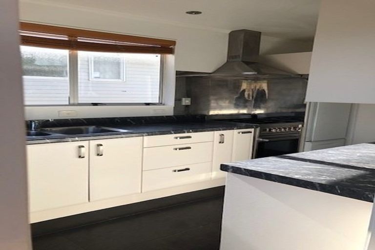 Photo of property in 124 Taylor Terrace, Tawa, Wellington, 5028