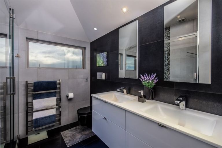 Photo of property in 1/909 Beach Road, Waiake, Auckland, 0630