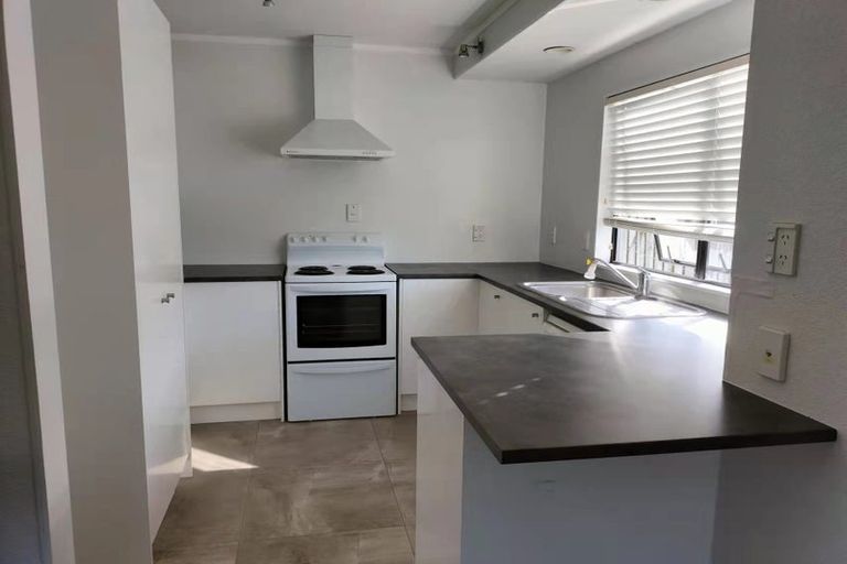 Photo of property in 1/84 Totaravale Drive, Totara Vale, Auckland, 0629