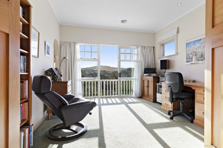 Photo of property in 1 Grove Road, Kelburn, Wellington, 6012