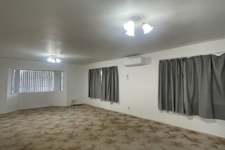 Photo of property in 4 Heversham Place, Glendene, Auckland, 0602