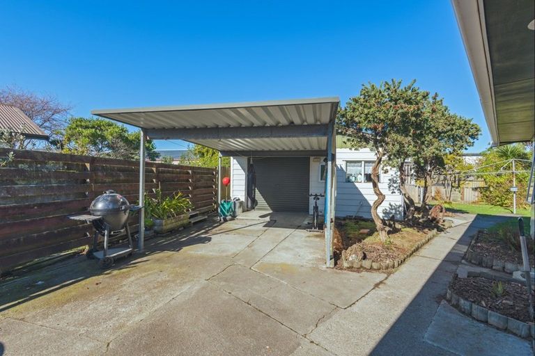 Photo of property in 38 Acacia Street, Kelvin Grove, Palmerston North, 4414