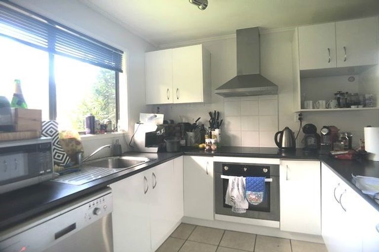 Photo of property in 5 St Margaret Place, West Harbour, Auckland, 0618