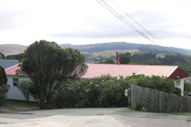 Photo of property in 23 Warrington Grove, Newlands, Wellington, 6037