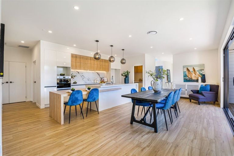 Photo of property in 9 Mcindoe Road, Kumeu, 0810