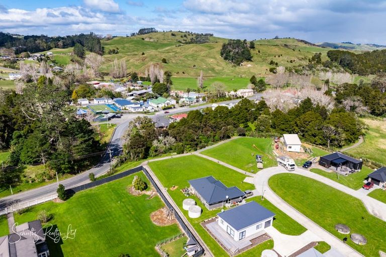 Photo of property in 11 Manaaki Circle, Paparoa, 0571