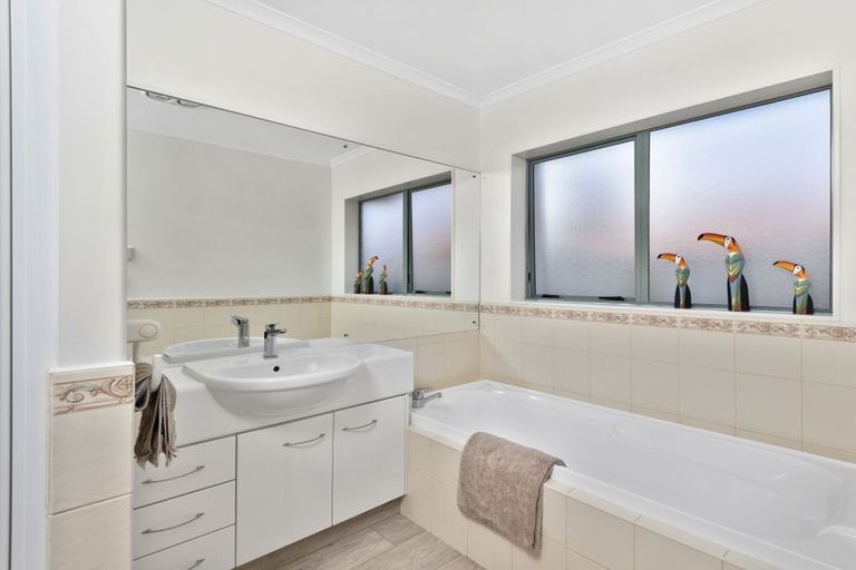 Photo of property in 214 Kilkenny Drive, East Tamaki Heights, Auckland, 2016