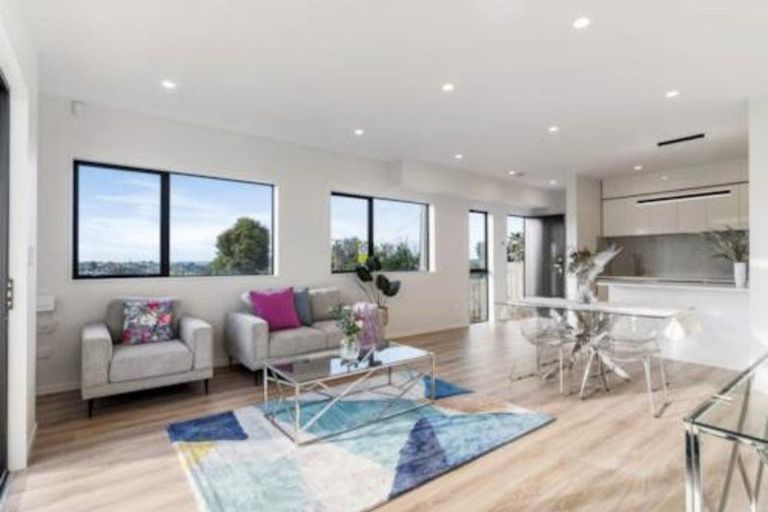 Photo of property in 252 Don Buck Road, Massey, Auckland, 0614