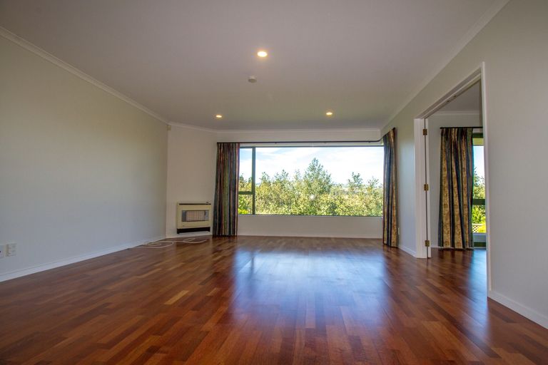Photo of property in 102 Pacific Drive, Fitzherbert, Palmerston North, 4410