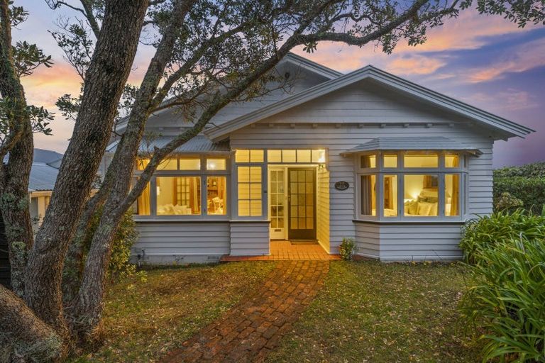 Photo of property in 22 Homewood Crescent, Karori, Wellington, 6012