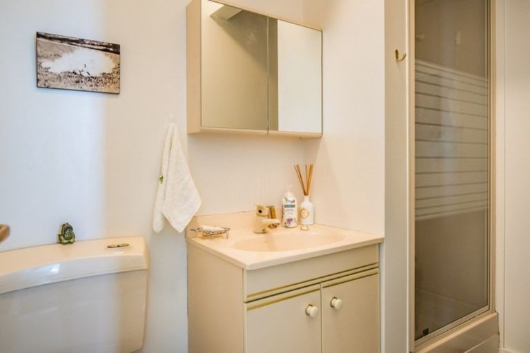 Photo of property in Rona House, 33 Rimu Street, Eastbourne, Lower Hutt, 5013